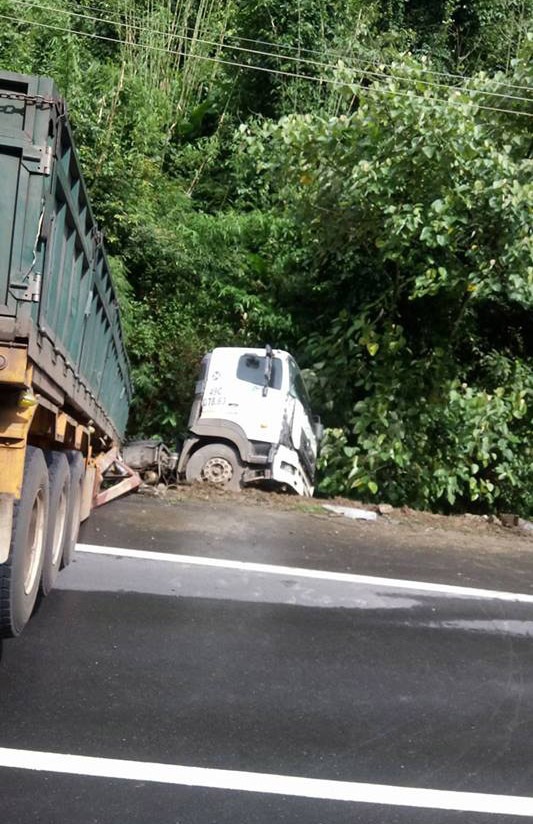 Xe đầu kéo tự đâm vào vách núi trên đèo Chuối - 2 Xe đầu kéo tự đâm vào vách núi trên đèo Chuối - 2