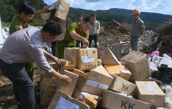 Tiêu hủy gần 3.000 sản phẩm nhập lậu trị giá hàng trăm triệu đồng - 1 Tiêu hủy gần 3.000 sản phẩm nhập lậu trị giá hàng trăm triệu đồng - 1