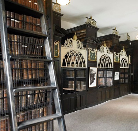 Thư viện kỳ lạ nơi người đọc bị nhốt trong cũi - 1 Những chiếc cũi dành do người đọc ở thư viện Marsh tại Dublin, Ireland.