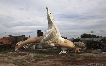 Trung Quốc “vứt bỏ” tượng Marilyn Monroe ra bãi rác - 1 Bức tượng khổng lồ của Marilyn Monroe nằm chơ vơ giữa bãi rác tại tỉnh Guigang, Trung Quốc.