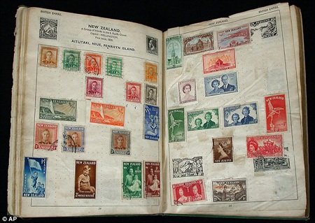 Được đặt trong hộp kính, con tem đã hơn 150 tuổi và từng nằm trong những bộ sưu tập rất lớn.