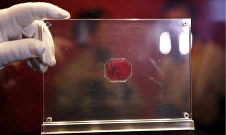 Được đặt trong hộp kính, con tem đã hơn 150 tuổi và từng nằm trong những bộ sưu tập rất lớn.