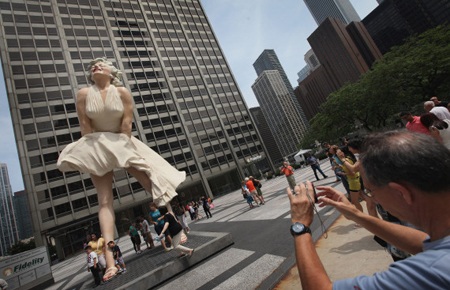 Trung Quốc “vứt bỏ” tượng Marilyn Monroe ra bãi rác - 3 Bức tượng gốc của nhà điêu khắc Seward Johnson được trưng bày tại thành phố Chicago vào năm 2011.