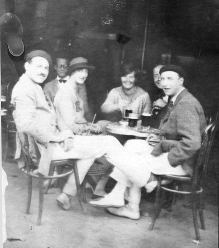 Tái bản bản gốc chương đầu tiên tiểu thuyết của Hemingway - 3 Nhà văn Ernest Hemingway (bên trái) chụp ảnh cùng vợ và bạn bè năm 1925 tại Tây Ban Nha.