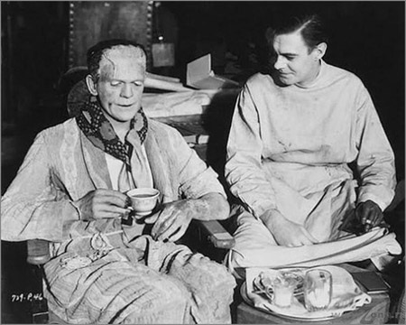 Hậu trường thú vị của các bộ phim nổi tiếng - 13 Quái vật Frankenstein uống trà và ăn lót dạ trong giờ nghỉ hiếm hoi.
