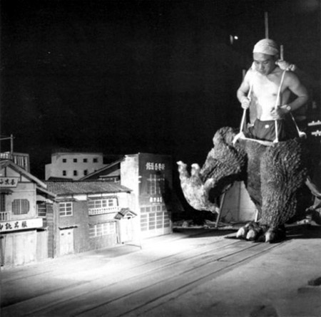 Hậu trường thú vị của các bộ phim nổi tiếng - 14 Quái vật Godzilla đe dọa một thị trấn nghèo tại Nhật Bản.