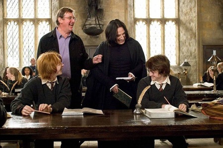 Hậu trường thú vị của các bộ phim nổi tiếng - 15 Phù thủy nhỏ Harry Potter thoải mái cười đùa cùng thầy giáo khắc tinh Snape.