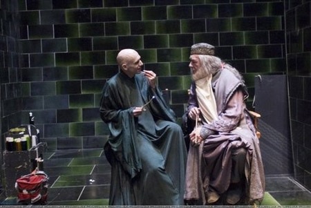 Hậu trường thú vị của các bộ phim nổi tiếng - 16 Voldemort và bậc thầy phù thủy Dumbledore cùng nhau chuyện trò trong lúc nghỉ ngơi chờ diễn.