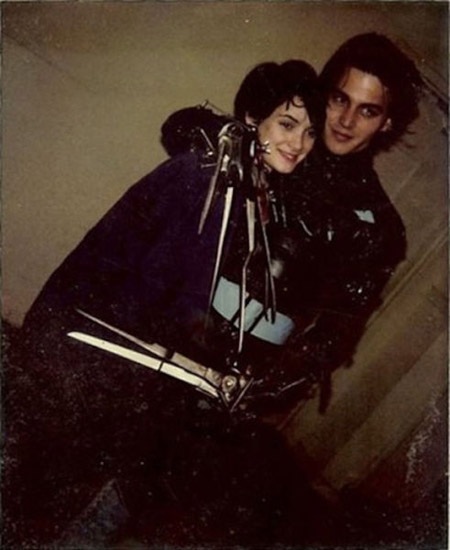 Hậu trường thú vị của các bộ phim nổi tiếng - 2 Johnny Depp và bạn diễn Winona Ryder tại hậu trường phim Edward Scissorhands.