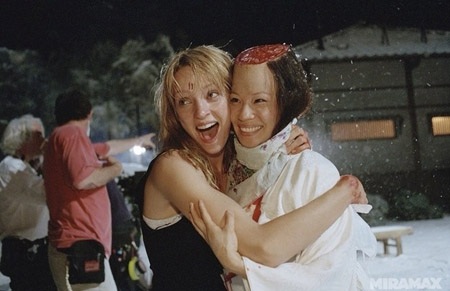 Hậu trường thú vị của các bộ phim nổi tiếng - 7 Hai diễn viên Uma Thurman và Lucy Liu thân thiết tại hậu trường phim Kill Bill.