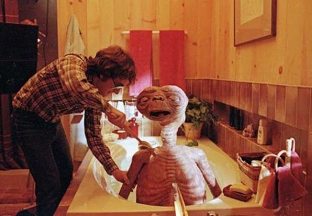 Hậu trường thú vị của các bộ phim nổi tiếng - 8 Đạo diễn Steven Spielberg tự tay kì cọ cho mô hình nhân vật E.T (phim E.T).