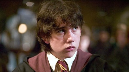 Sự lột xác đáng kinh ngạc của diễn viên phim phù thủy Harry Potter - 1 Trong phim cậu bé Neville Longbottom luôn bị Draco Malfoy và đồng bọn bắt nạt.