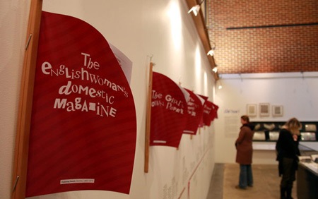 Một buổi triển lãm diễn ra tại khuôn viên thư viện Phụ nữ.