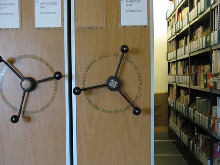 Các kệ tài liệu tham khảo tại thư viện Saison Poetry.