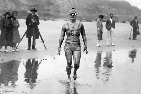 Những người phụ nữ đáng ngưỡng mộ đã đi vào lịch sử - 8 Gertrude Ederle trở thành người phụ nữ đầu tiên bơi qua eo biển Anh. (Ảnh chụp năm 1926)