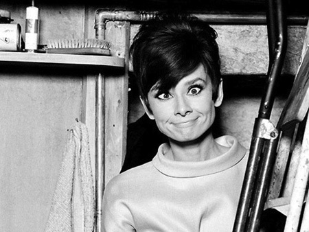 Khoảnh khắc đời thường hiếm thấy của huyền thoại Audrey Hepburn - 1 Audrey làm mặt xấu chọc cười mọi người.