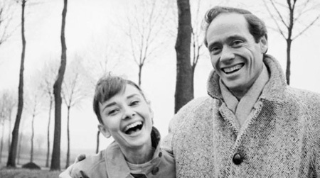Khoảnh khắc đời thường hiếm thấy của huyền thoại Audrey Hepburn - 11 Giây phút hạnh phúc của Audrey cùng người chồng đầu tiên, Mel Ferrer, họ kết hôn năm 1954.
