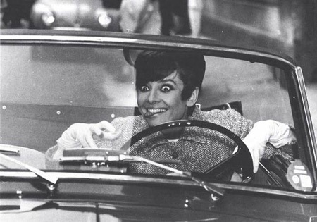 Khoảnh khắc đời thường hiếm thấy của huyền thoại Audrey Hepburn - 17 Biểu cảm không thể ngộ nghĩnh hơn của nữ diễn viên huyền thoại Audrey Hepburn.