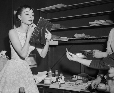 Khoảnh khắc đời thường hiếm thấy của huyền thoại Audrey Hepburn - 6 Audrey chụp năm 1950.