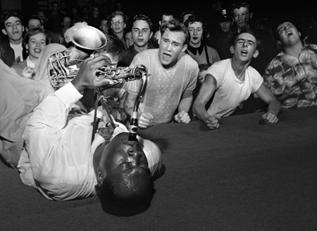 Tiết lộ tư liệu quý ảnh hậu trường Hollywood những thập niên trước - 8 Nghệ sĩ Saxophone Big Jay McNeely, 1961