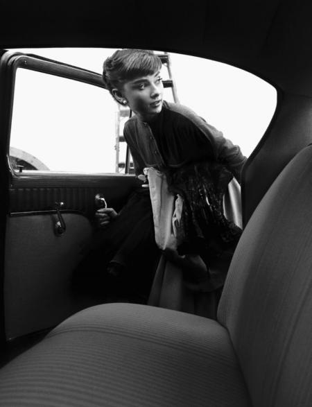 Tiết lộ tư liệu quý ảnh hậu trường Hollywood những thập niên trước - 1 Audrey Hepburn, 1953