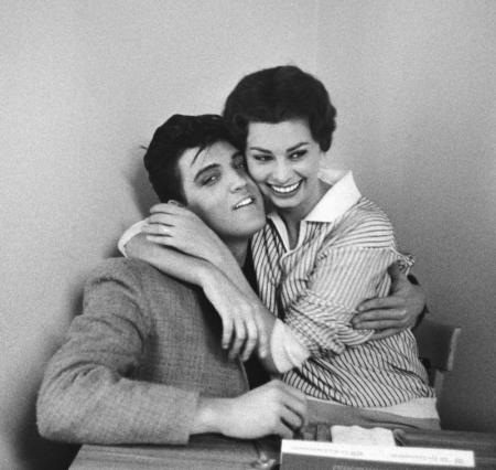 Tiết lộ tư liệu quý ảnh hậu trường Hollywood những thập niên trước - 14 Elvis Presley và Sophia Loren, 1958