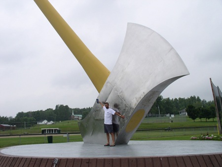 Chiếc rìu với kích thước khổng lồ là hình tượng hóa sự quan trọng của ngành lâm nghiệp của vùng.