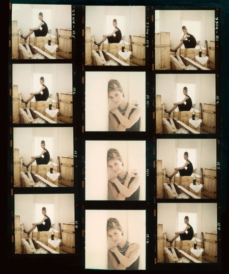 Ngắm hình hậu trường của các bộ phim xưa - 6 Audrey Hepburn trong phim Breakfast at Tiffany’s (1961)