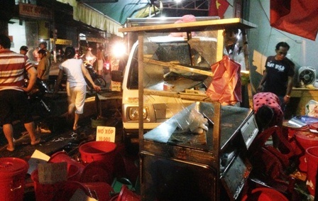 Kinh hoàng xe tải “đại náo” sạp rau, quán cơm, vựa gạo