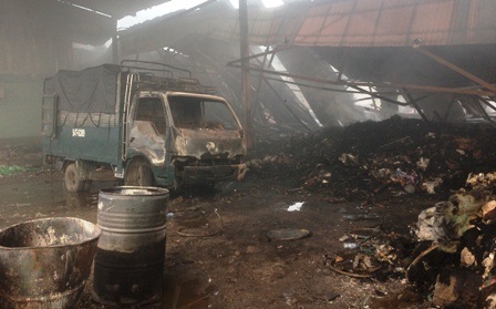 Toàn bộ nhà kho 1000m2 bị cháy rụi