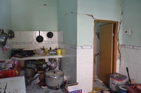 Và hơn 40 ngôi nhà khác bị hư hỏng