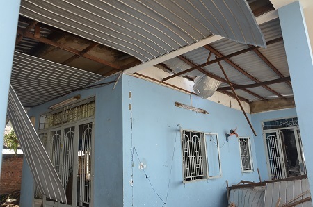 Và hơn 40 ngôi nhà khác bị hư hỏng