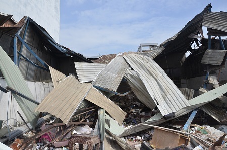 Nhiều tài sản của người dân bị chôn vùi trong đóng đổ nát