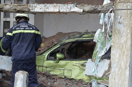 Nhiều tài sản của người dân bị chôn vùi trong đóng đổ nát