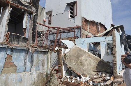 Những ngôi nhà bê tông kiêng cố bị phá hủy cho thấy sức công phá cực lớn của vụ nổ