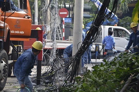 Xe cẩu được điều đến hiện trường để nâng bó cáp lên giúp phương tiện lưu thông qua lại