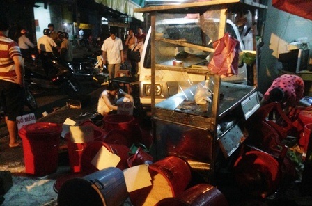 Kinh hoàng xe tải “đại náo” sạp rau, quán cơm, vựa gạo