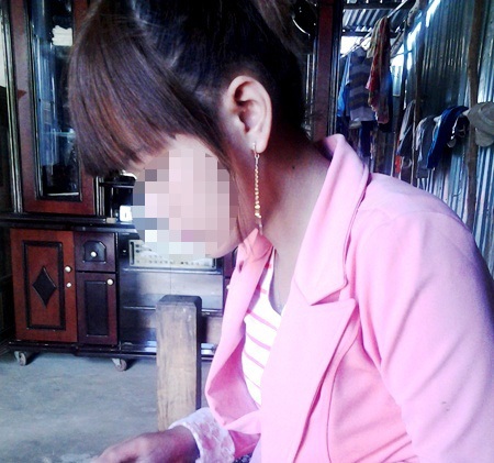 Đóng cửa quán cà phê "ôm" nghi "giam lỏng" thiếu nữ suốt 2 năm - 2 Em T.T.X.