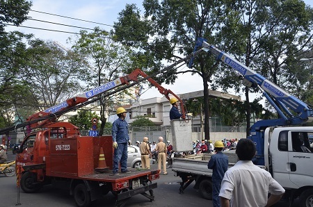 Xe cẩu được điều đến hiện trường để nâng bó cáp lên giúp phương tiện lưu thông qua lại