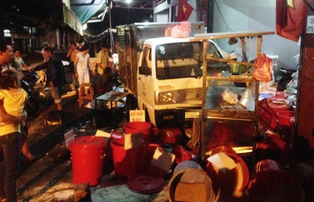 Kinh hoàng xe tải “đại náo” sạp rau, quán cơm, vựa gạo