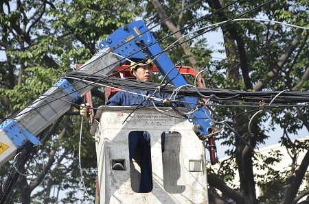Nhân viên điện lực tiến hành khắc phục sự cố