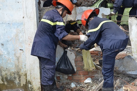 Lực lượng chức năng đang cố gắng lượm nhặt từng mảnh thi thể  của hai nạn nhân