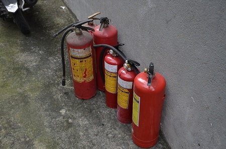 Nhiều bình chữa cháy mini được huy động để dập lửa