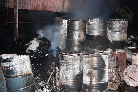 Toàn bộ nhà kho 1000m2 bị cháy rụi