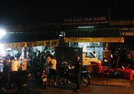 Người dân địa phương bàng hoàng chứng kiến vụ việc.