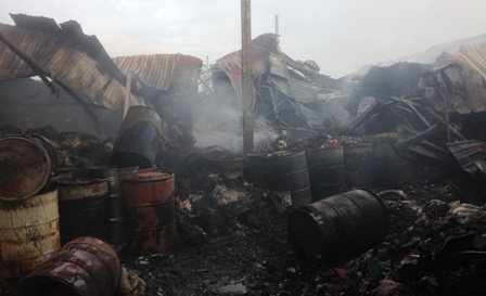 Toàn bộ nhà kho 1000m2 bị cháy rụi