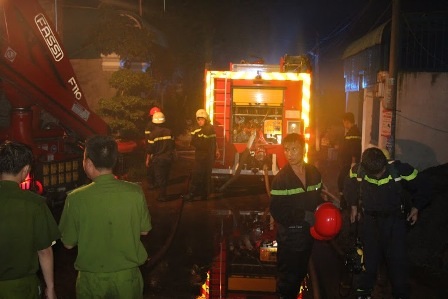 Nhiều đơn vị tham gia chữa cháy kho phế liệu.