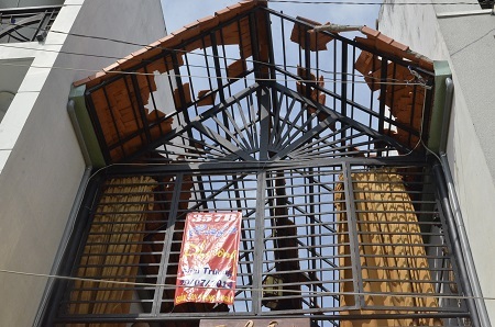 Và hơn 40 ngôi nhà khác bị hư hỏng