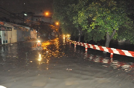 Nước ngập lên đường Tô Hiệu