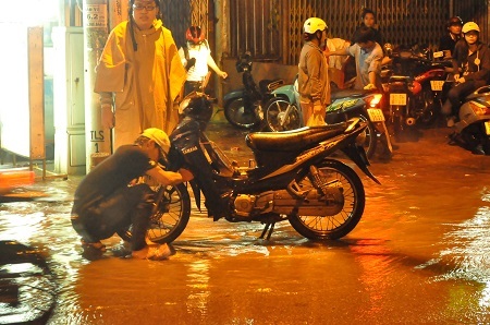 Nước ngập đến nửa bánh xe